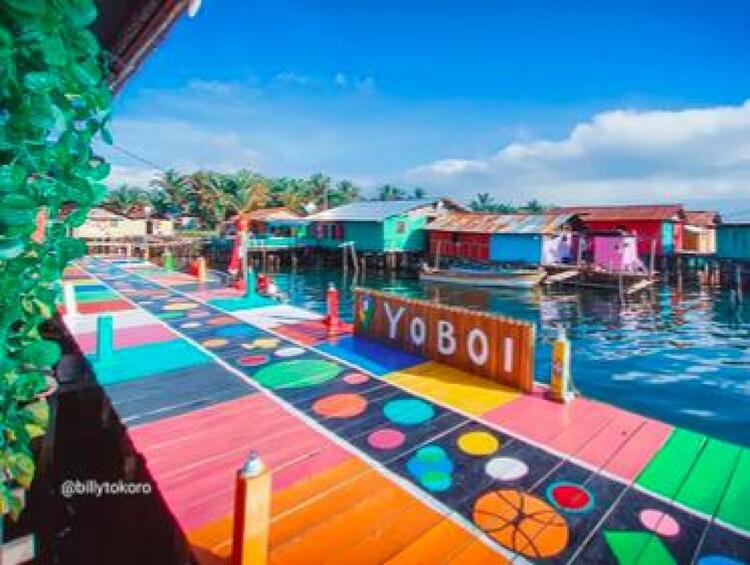 kampung Yoboi di danau sentani