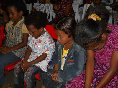 Anak-anak papua berdoa.jpg Anak-anak papua berdoa.jpg